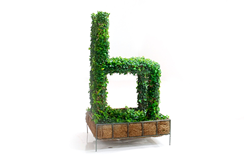 Obra cadeira de mosaicultura, de Nelson Leirner.