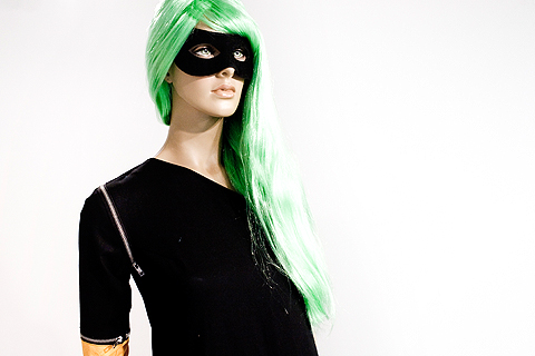 Obra vestido e manequim, de Nelson Leirner.