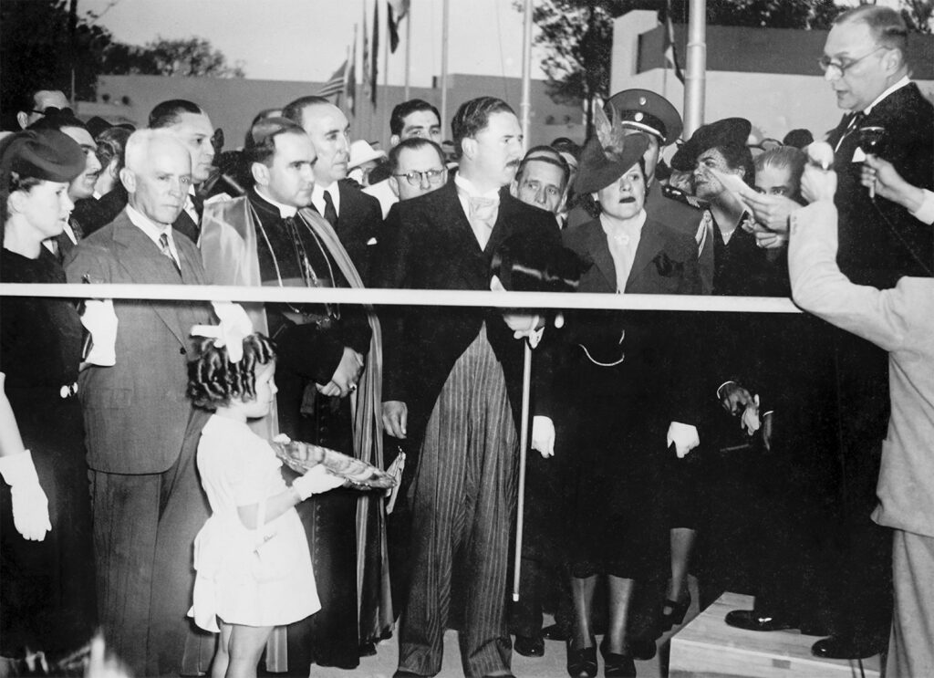 Diva Aratacho Jurado (no canto inferior esquerdo), durante cerimônia de corte da faixa inaugural na Exposição do Centenário de Santos, 1939 | foto: autoria desconhecida/acervo família Jurado