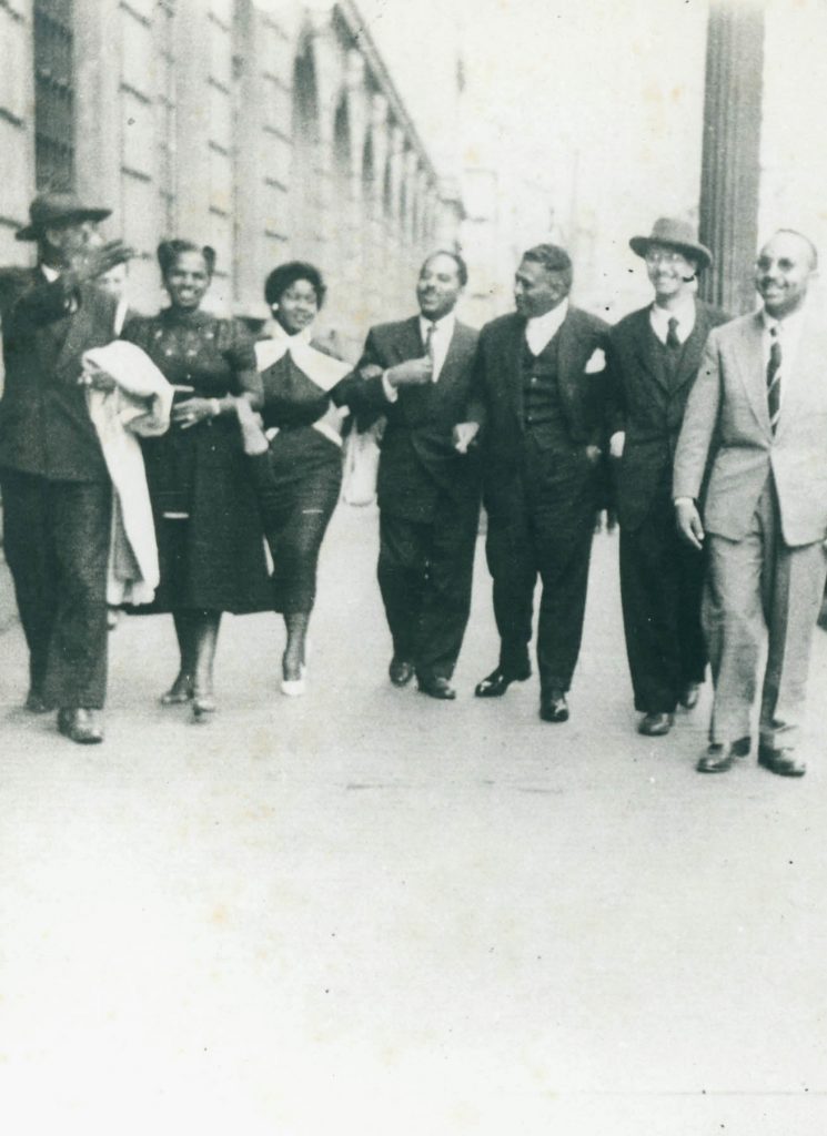 Encontro de intelectuais negros em São Paulo, 1954. Na foto se encontram José Correia Leite, duas mulheres não identificadas, Abdias Nascimento, Sebastião Rodrigues Alves, Fernando Góes e José Pellegrini
