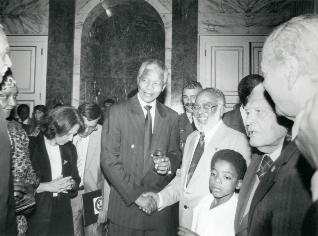 Abdias Nascimento, então à frente da Secretaria Extraordinária para Defesa e Promoção das Populações Afro-Brasileiras (Sedepron) e Nelson Mandela, recém-libertado da prisão, durante a visita do líder sul-africano ao Brasil. Na ocasião, Mandela foi recebido pelo governador Leonel Brizola na qualidade de chefe de estado em 1991
