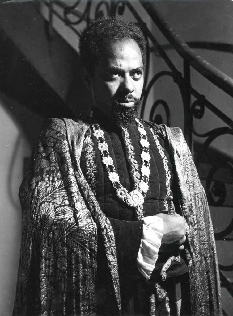Abdias Nascimento como Othelo, personagem de Shakespeare, no Teatro Fênix, Rio de Janeiro (RJ)