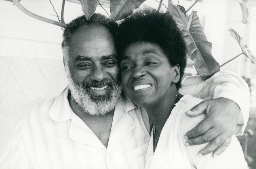 Abdias Nascimento abraça sua ex-mulher Léa Garcia