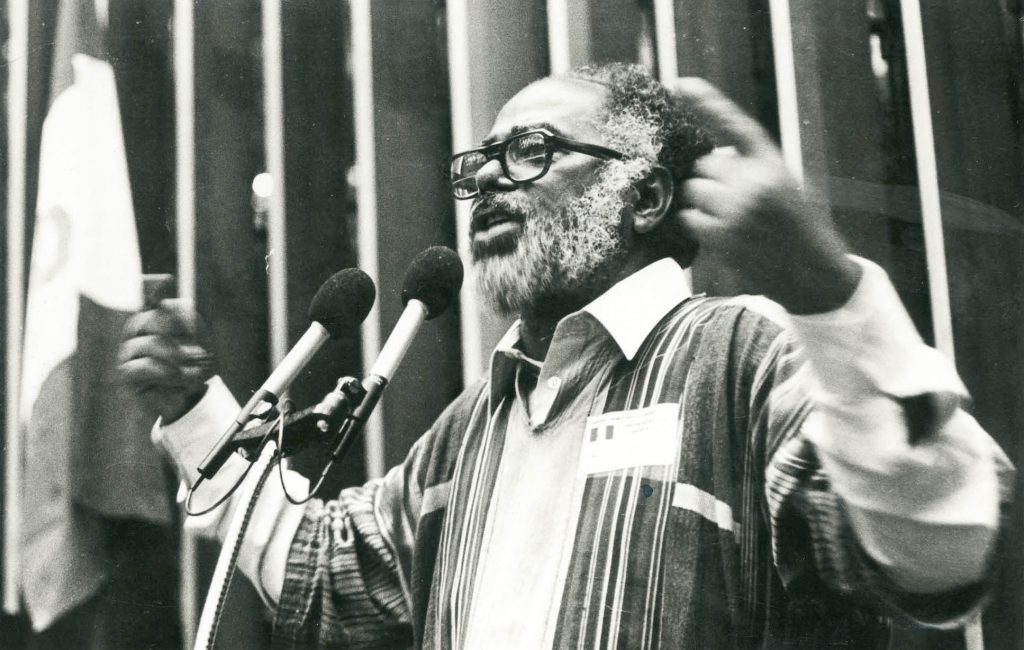 Abdias Nascimento discursa em convenção do Partido Democrático Trabalhista realizada no Congresso Nacional, em 1982