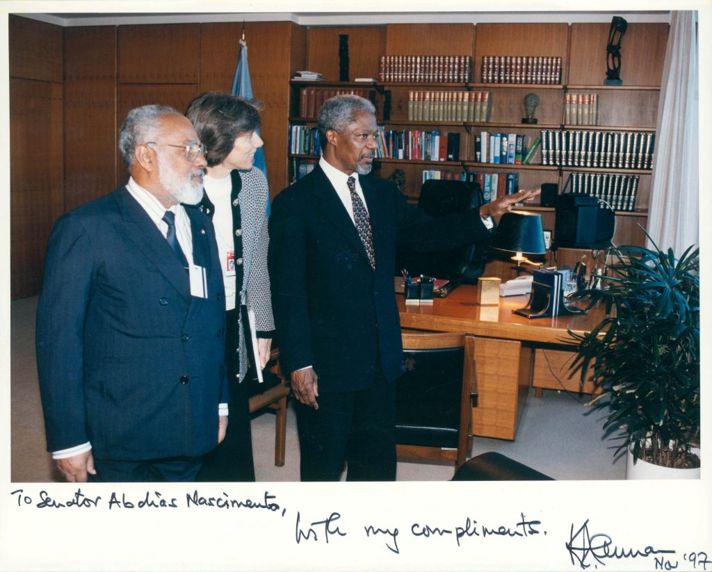 bdias Nascimento, Elisa Larkin Nascimento e Kofi Annan na sede da Organização das Nações Unidas (ONU) em Nova York, nos Estados Unidos, em 1997