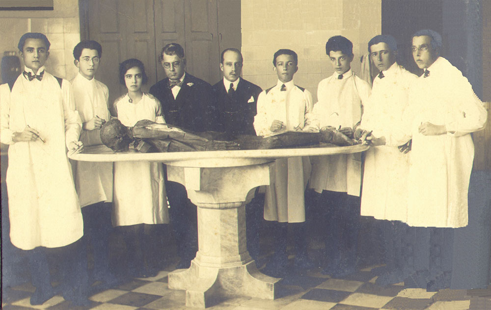 Nise entre professores e alunos durante uma aula de anatomia na Faculdade de Medicina da Bahia. À esquerda de Nise está Arthur Ramos, futuro antropólogo