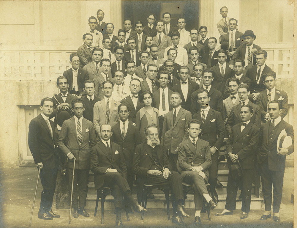 Foto de formatura de Nise da Silveira. Turma de formandos de 1926 da Universidade de Medicina da Bahia, Nise era a única mulher em uma sala de 75 alunos.