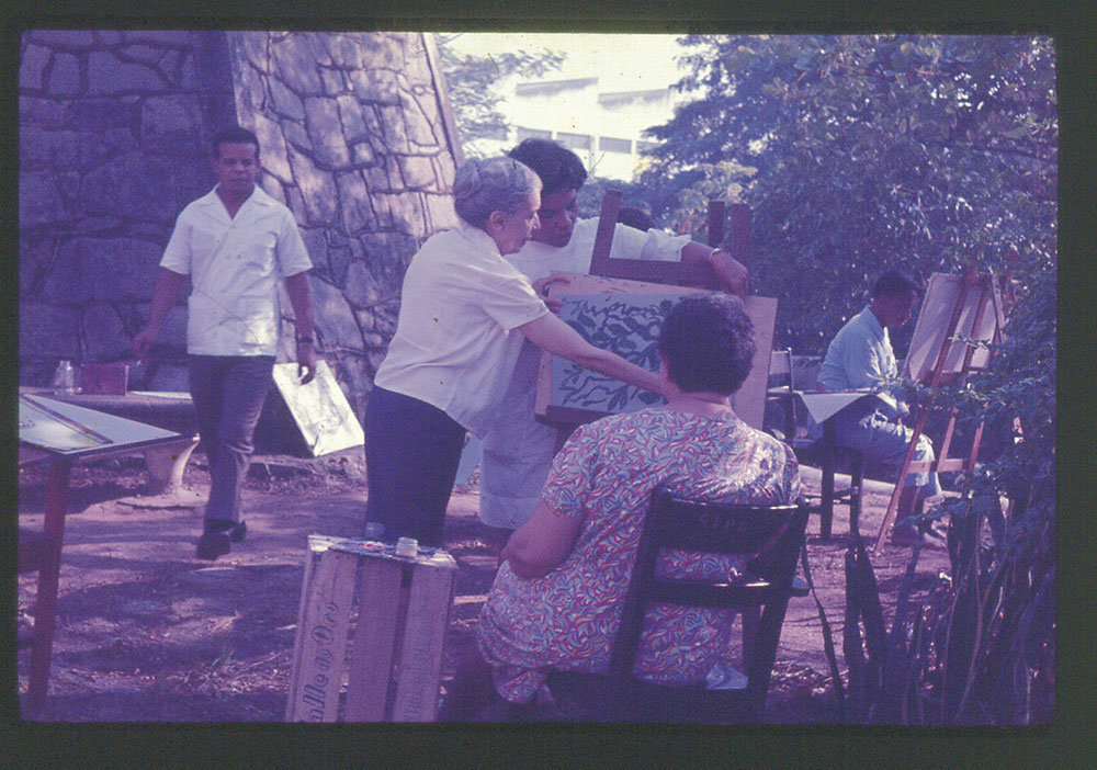 Nise da Silveira no ateliê de pintura na companhia de alguns clientes