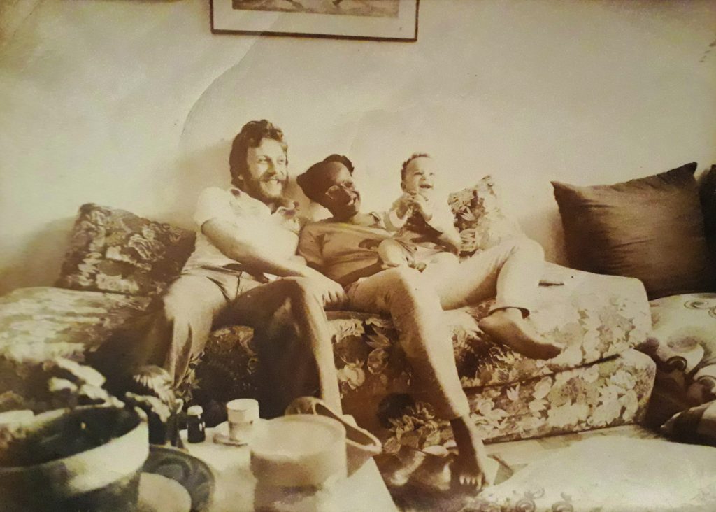 Maurice Jacoel, Sueli Carneiro e a bebê Luanda sentando em sofá