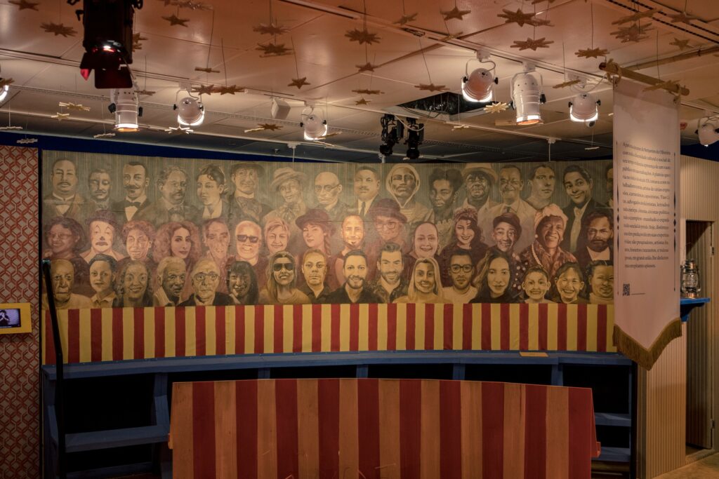 Painel pintado no espaço expositivo da Ocupação Benjamim de Oliveira, retratando figuras importantes na trajetória e legado do artista, além de membros de sua família.