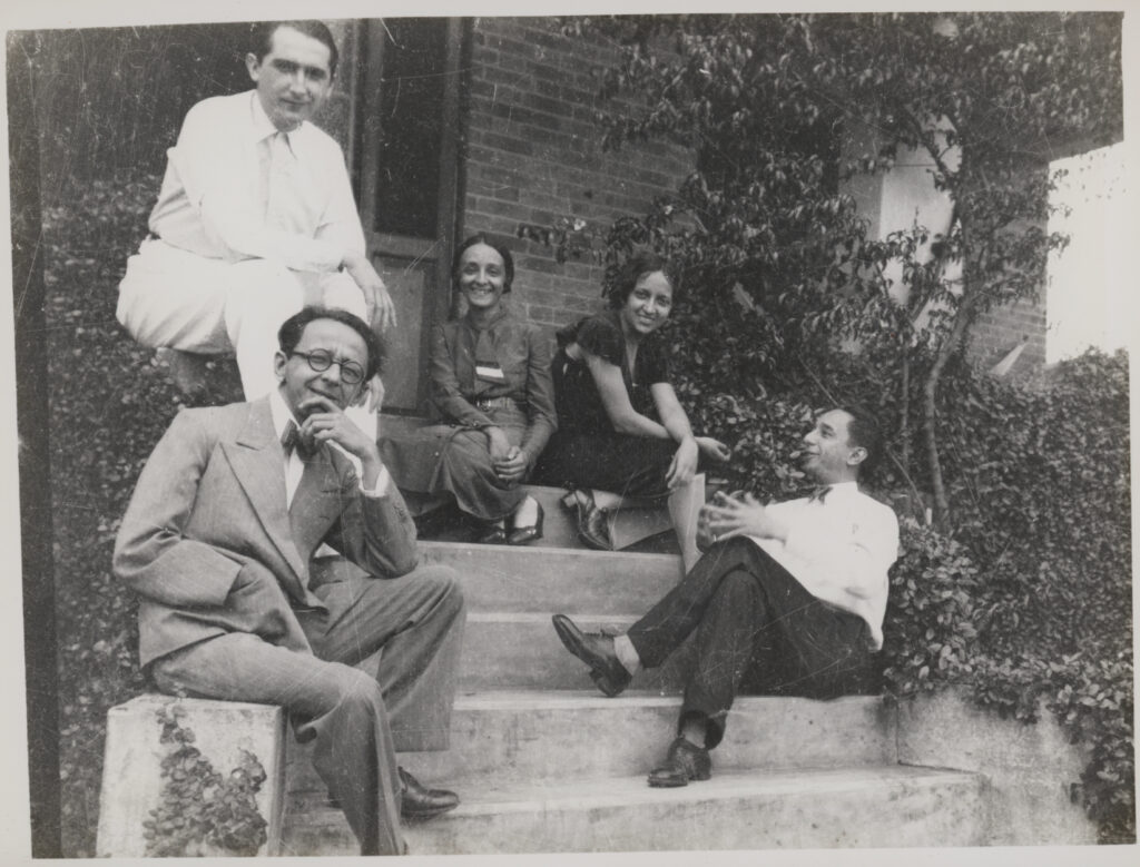 Mario Pedrosa e seu grande amigo e interlocutor, Livio Xavier. Além deles, em sentido horário estão o bancário Mario Xavier, Mary Houston e a tradutora Berenice Xavier. A data é 1933 Centro de Estudos do Movimento Operário Mario Pedrosa (Cemap) – Acervo Centro de Documentação e Memória da Universidade Estadual Paulista (Cedem/Unesp)