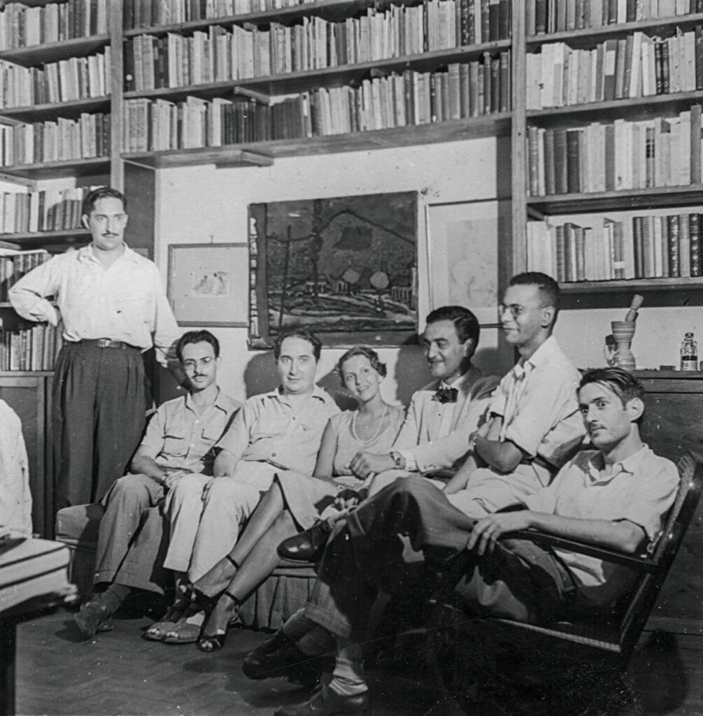 Mario Pedrosa em sua biblioteca, tendo à direita os artistas Abraham Palatnik e Geraldo de Barros, e, à sua esquerda, os também artistas Lidy Prati, Tomás Maldonado, Almir Mavignier e Ivan Serpa, c. 1949 acervo Família Pedrosa