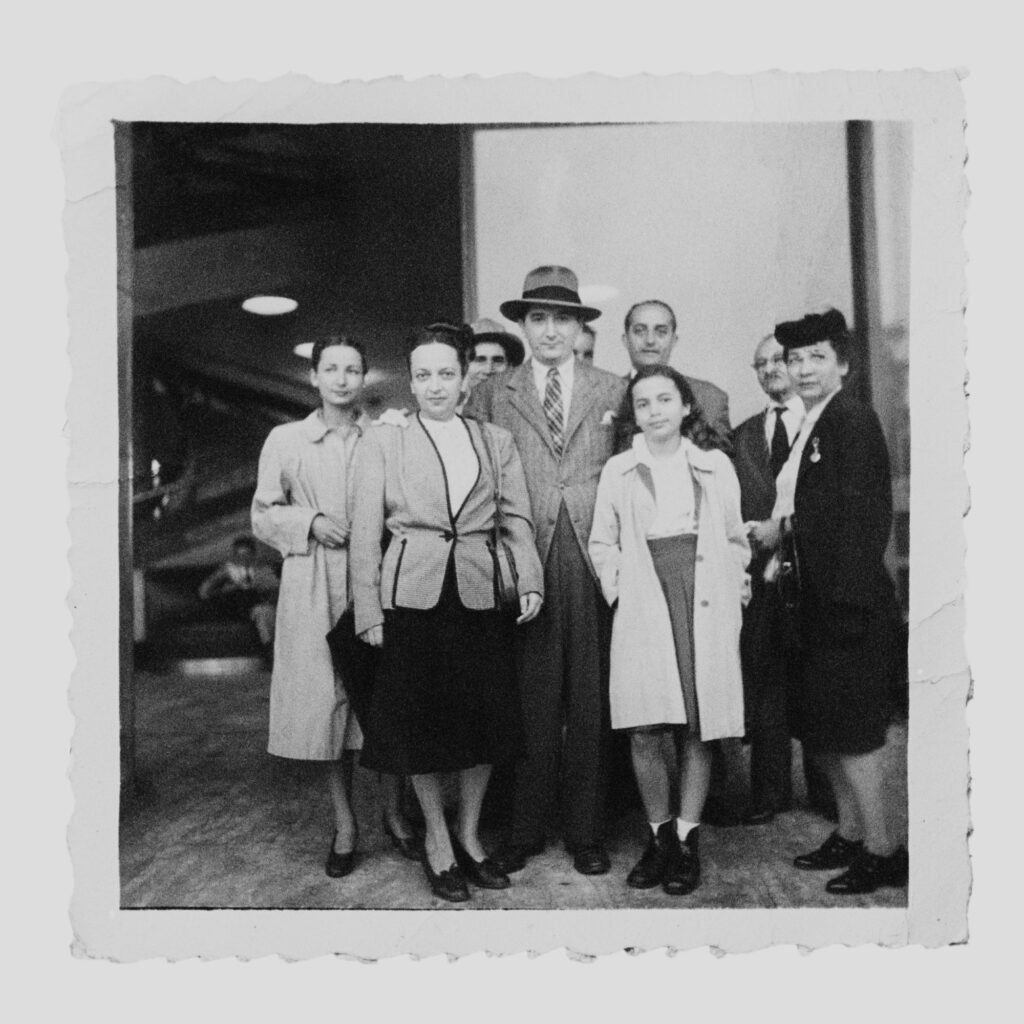 Mario Pedrosa embarca para a Europa, 1949. Durante os períodos em que não esteve em exílio, Pedrosa fez viagens para a Europa, os Estados Unidos e outros países como parte de suas funções de crítico de arte acervo família Pedrosa